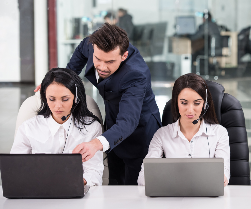 Equipo BPO colaborando en soluciones de atención al cliente